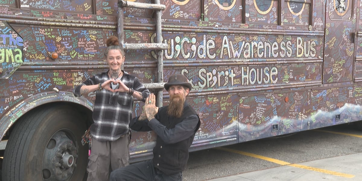 Un couple sensibilise au suicide en émouvant un mémorial Un couple sensibilise au suicide en émouvant un mémorial