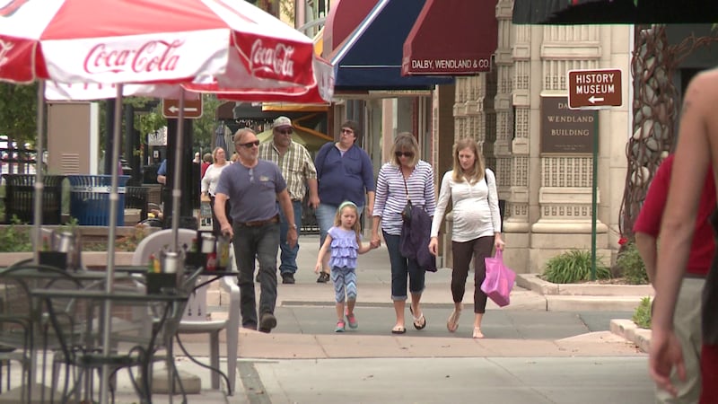 Woman who found support from strangers wants to give back during the holidays.